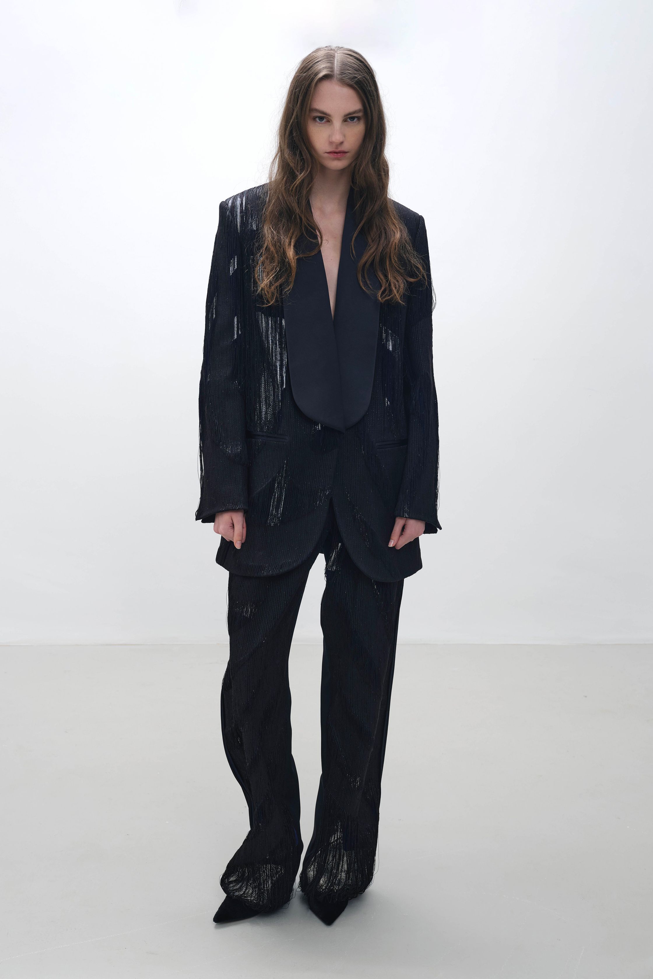 Roksanda以雕塑感体积与极简色块打造建筑式礼服，钴蓝与深酒红形成高识别度视觉体系-顽石频道趋势研究